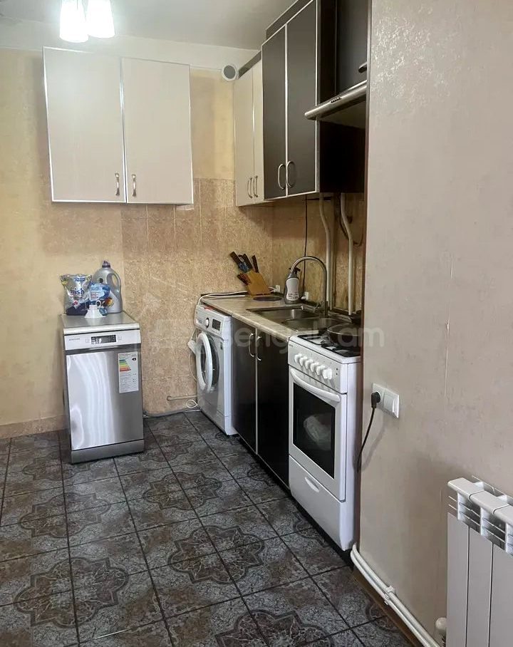 3 Սենյականոց Բնակարան Քարե Շենքում, 108քմ, 5/5 հարկ, Կապիտալ Վերանորոգված