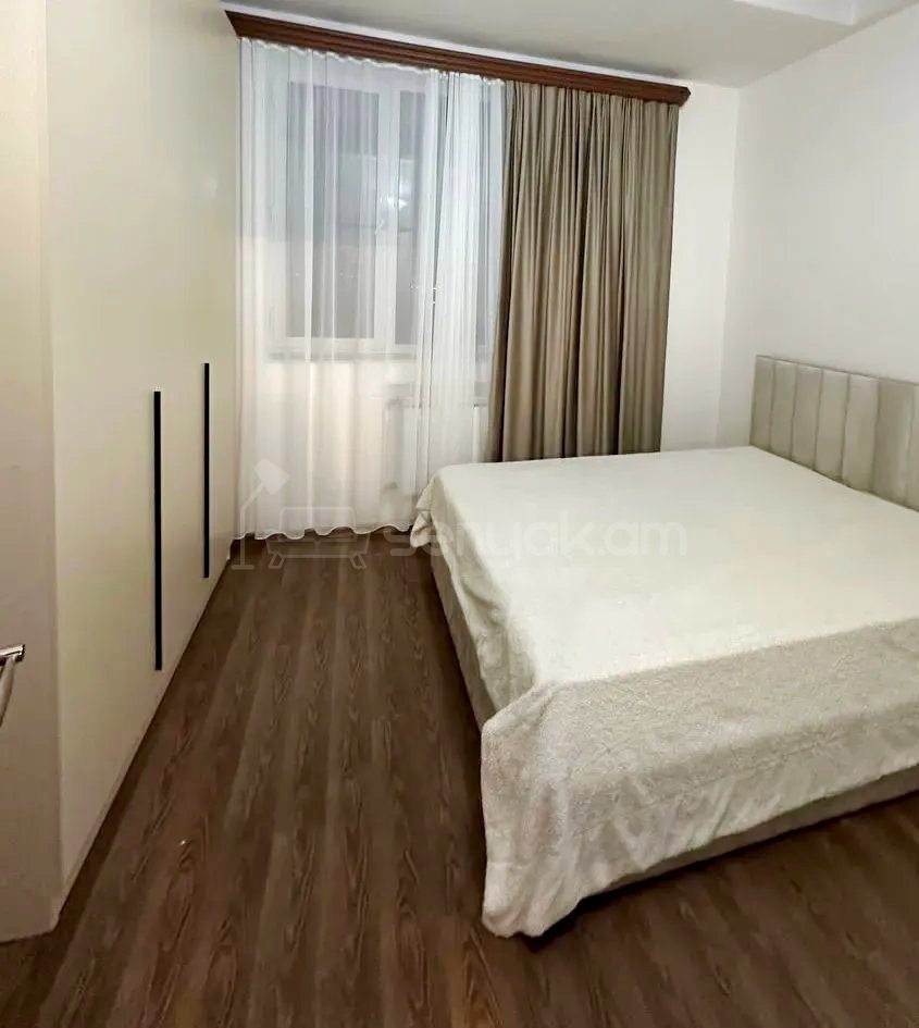 3 Սենյականոց Բնակարան Քարե Շենքում, 108քմ, 5/5 հարկ, Կապիտալ Վերանորոգված