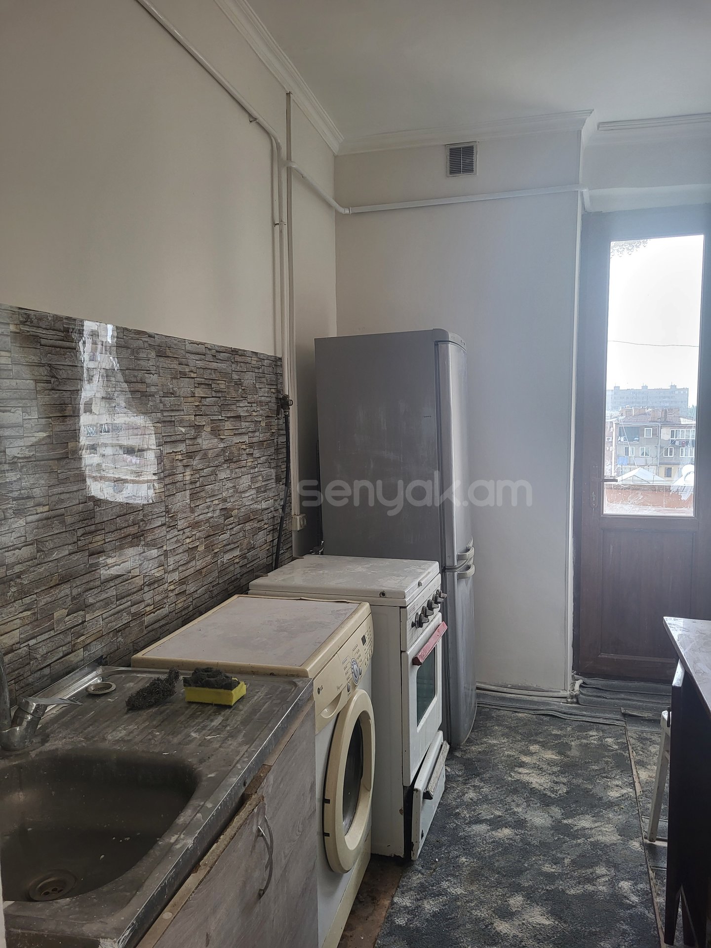 2 Սենյականոց Բնակարան Քարե Շենքում, 65քմ, 3/5 հարկ, Նորմալ Վիճակում, Կահավորված, Արևկող