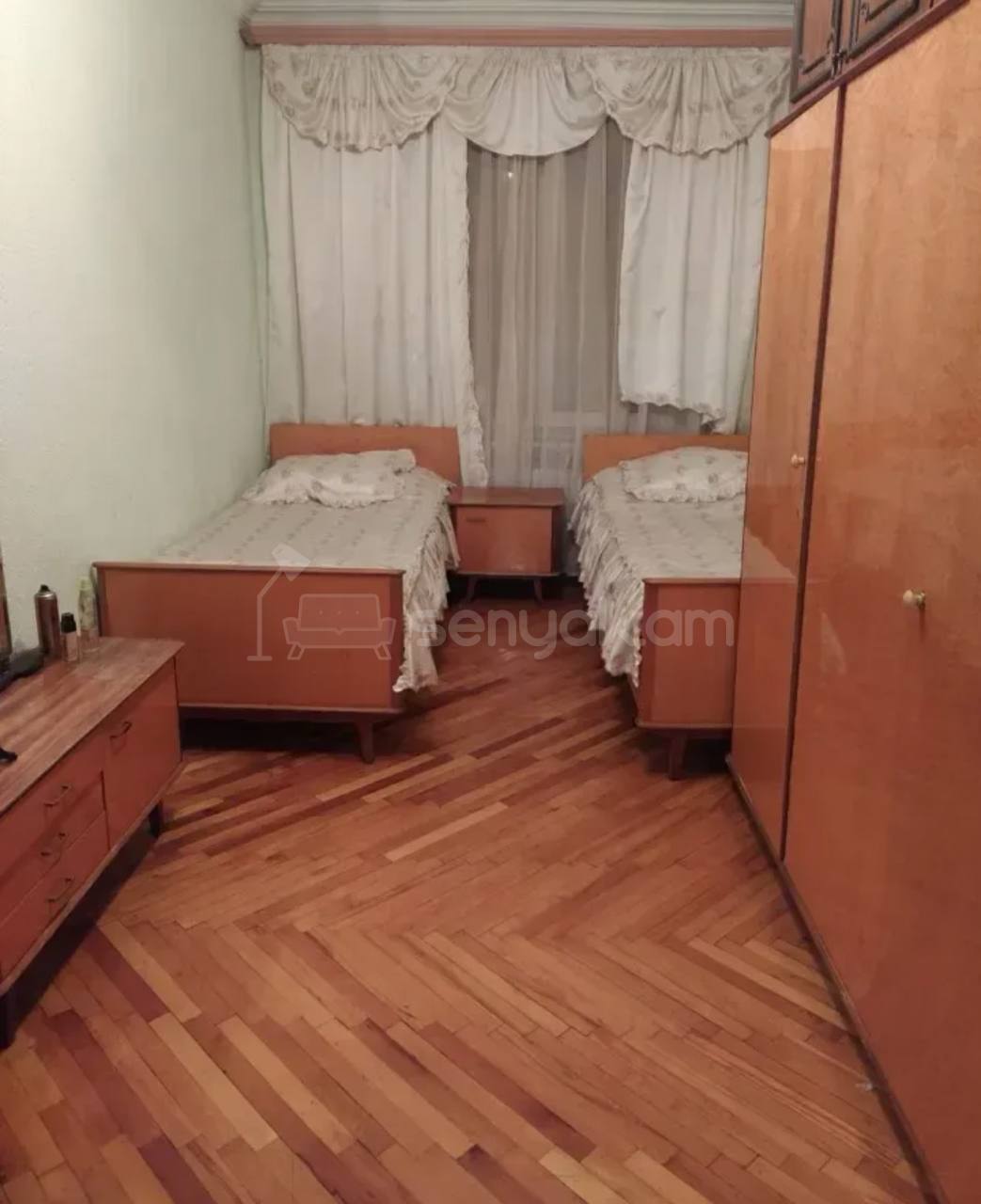 3 Սենյականոց Բնակարան Քարե Շենքում, 76քմ, 1/4 հարկ, Նորմալ Վիճակում, Կահավորված