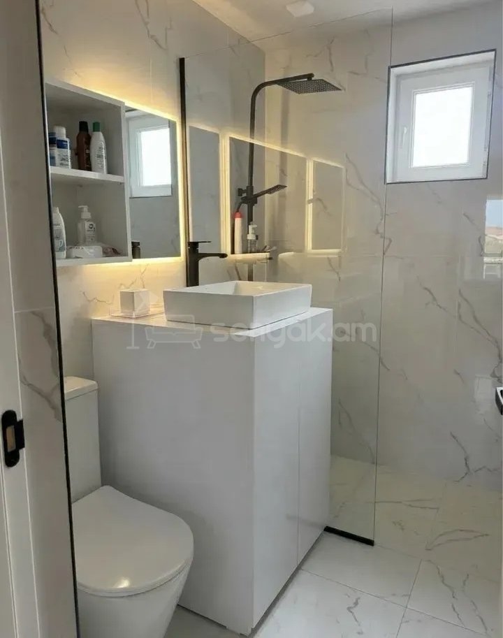 3 Սենյականոց Բնակարան Քարե Շենքում, 65քմ, 4/5 հարկ, Կապիտալ Վերանորոգված