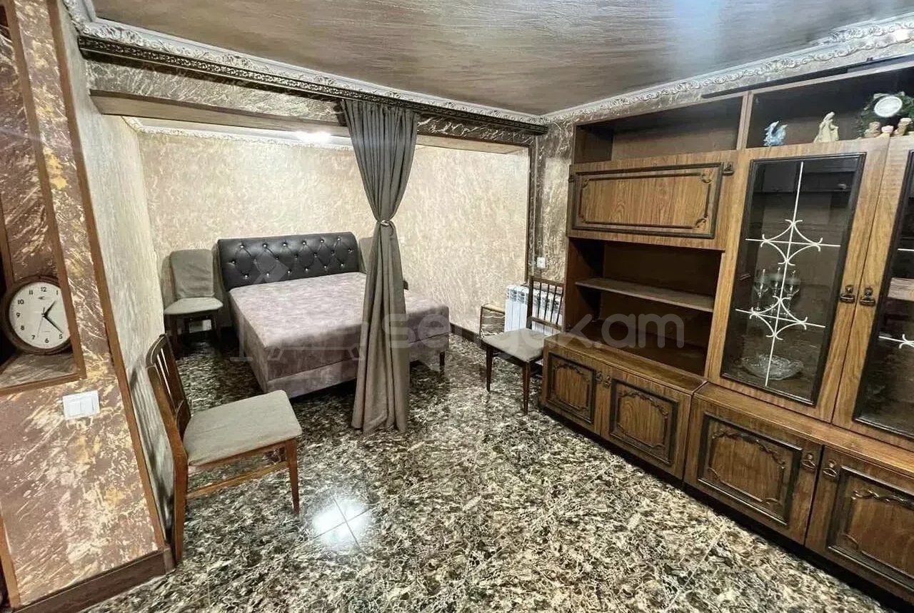 1 Սենյականոց Բնակարան Քարե Շենքում, 40քմ, 1/1 հարկ, Կապիտալ Վերանորոգված, Կահավորված