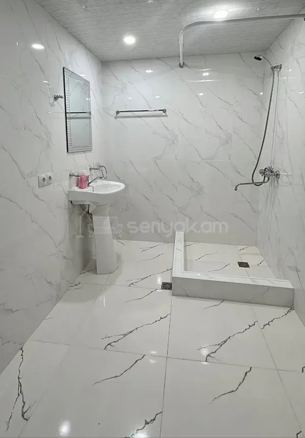 3 Սենյականոց Բնակարան Քարե Շենքում, 68քմ, 2/5 հարկ, Կապիտալ Վերանորոգված, Կահավորված