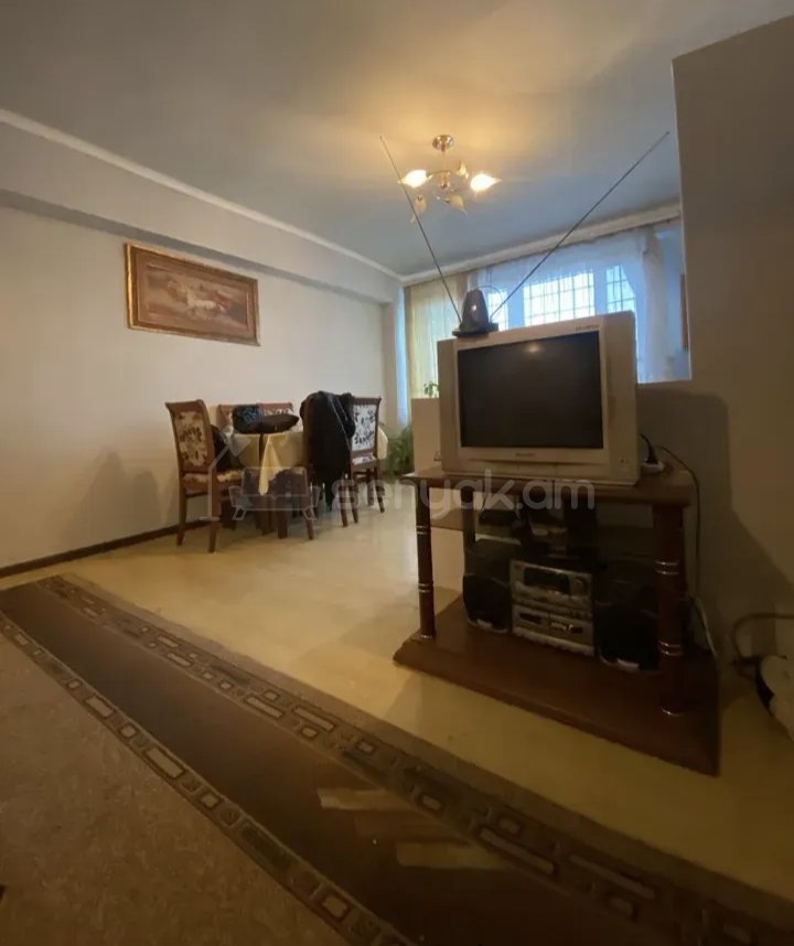 3 Սենյականոց Բնակարան Քարե Շենքում, 67քմ, 2/4 հարկ, Նորմալ Վիճակում, Կահավորված