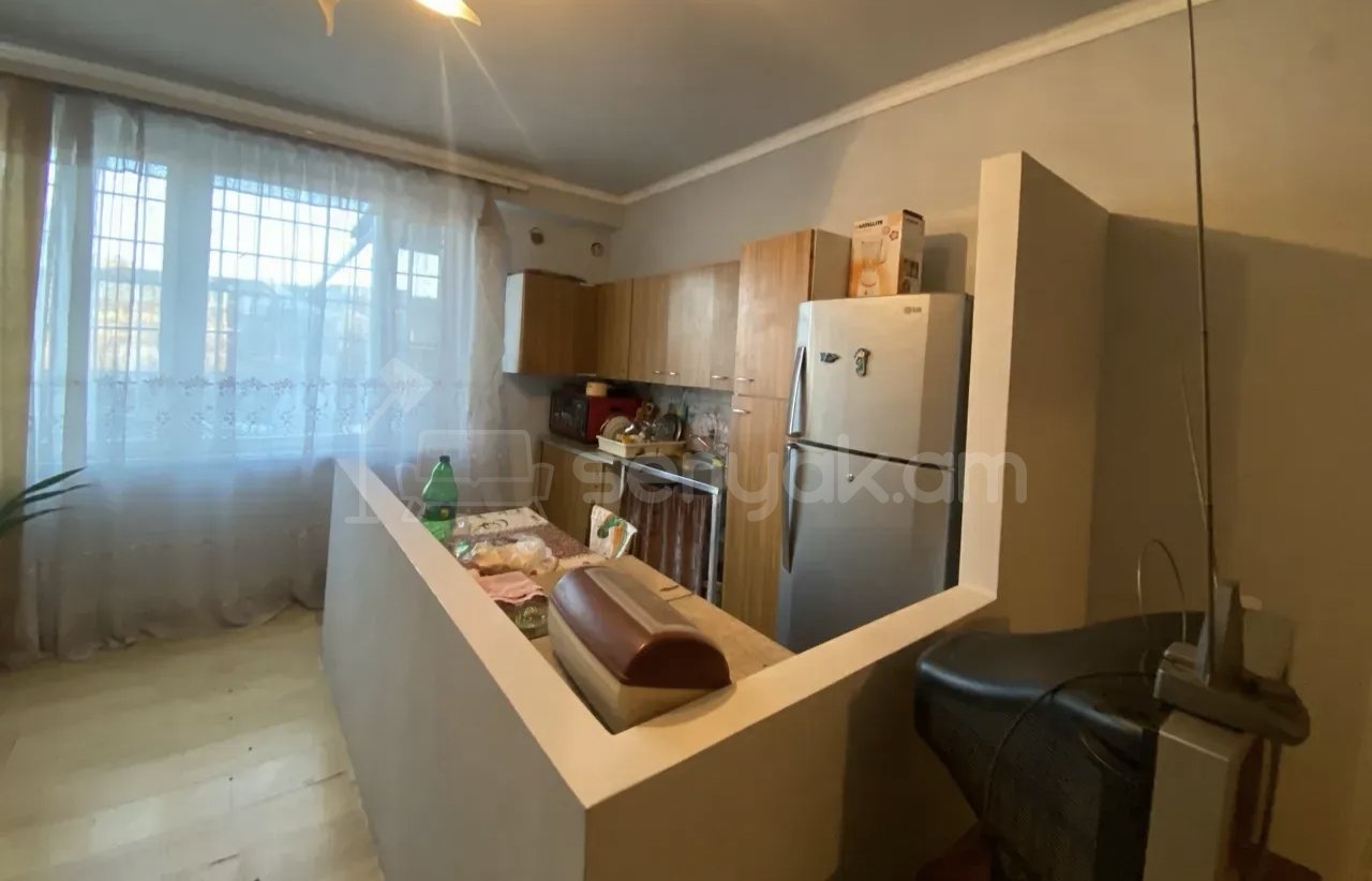 3 Սենյականոց Բնակարան Քարե Շենքում, 67քմ, 2/4 հարկ, Նորմալ Վիճակում, Կահավորված