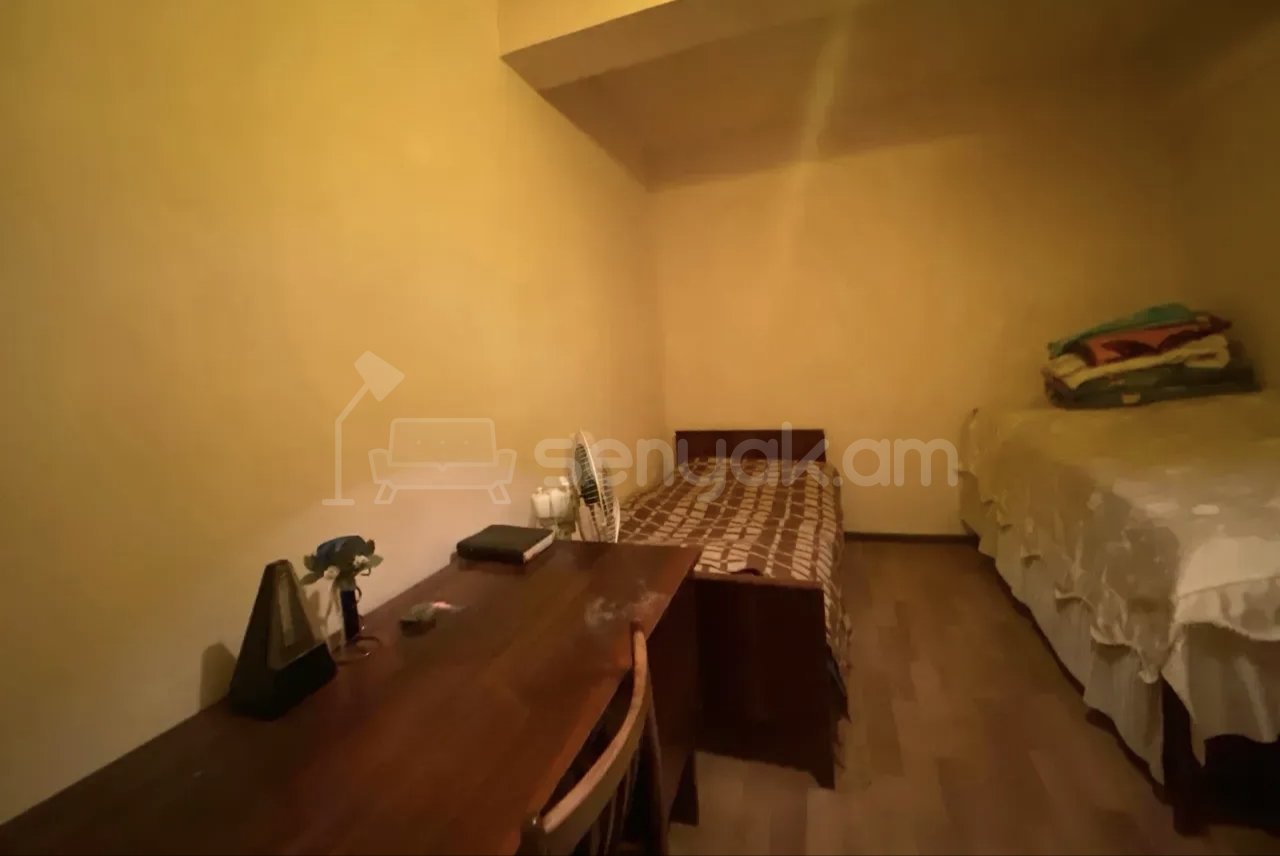 3 Սենյականոց Բնակարան Քարե Շենքում, 67քմ, 2/4 հարկ, Նորմալ Վիճակում, Կահավորված
