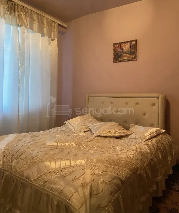 3 Սենյականոց Բնակարան Քարե Շենքում, 67քմ, 2/4 հարկ, Նորմալ Վիճակում, Կահավորված