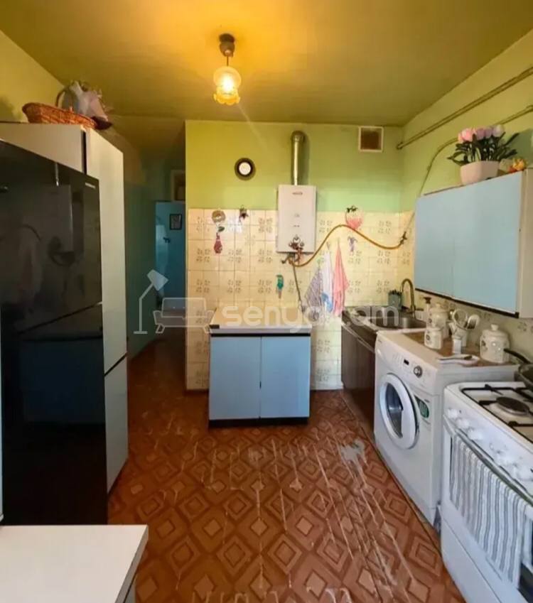 3 Սենյականոց Բնակարան Քարե Շենքում, 94քմ, 1/5 հարկ, Պետական Վիճակում