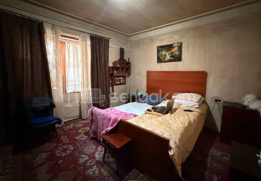 3 Սենյականոց Բնակարան Քարե Շենքում, 94քմ, 1/5 հարկ, Պետական Վիճակում
