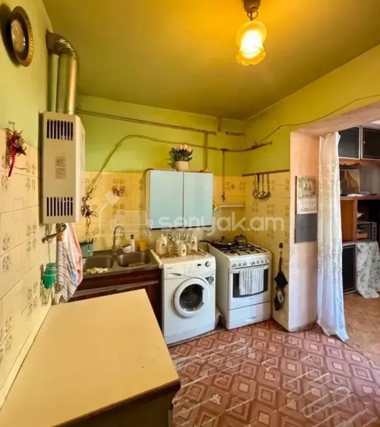 3 Սենյականոց Բնակարան Քարե Շենքում, 94քմ, 1/5 հարկ, Պետական Վիճակում