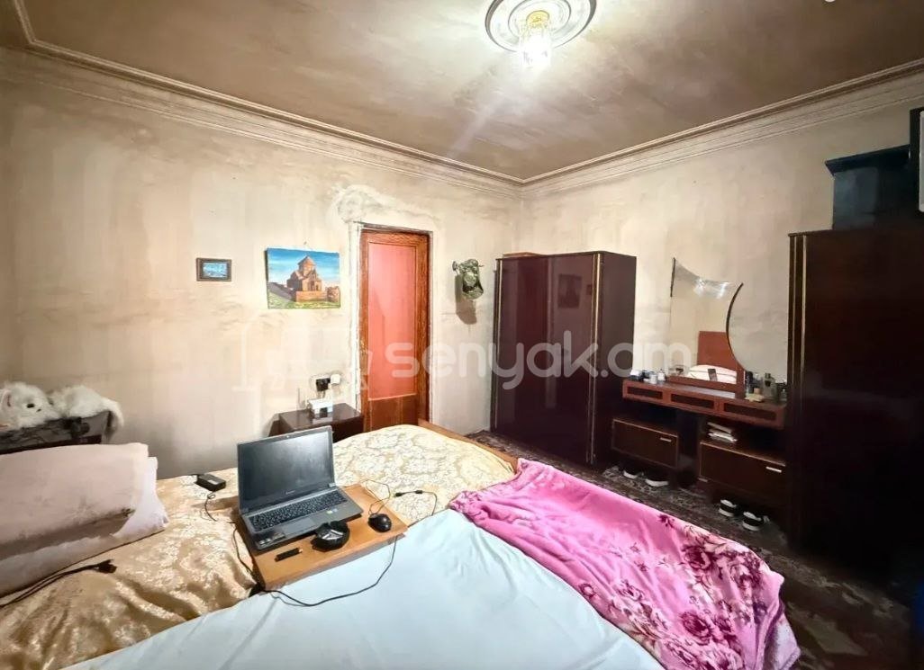 3 Սենյականոց Բնակարան Քարե Շենքում, 94քմ, 1/5 հարկ, Պետական Վիճակում