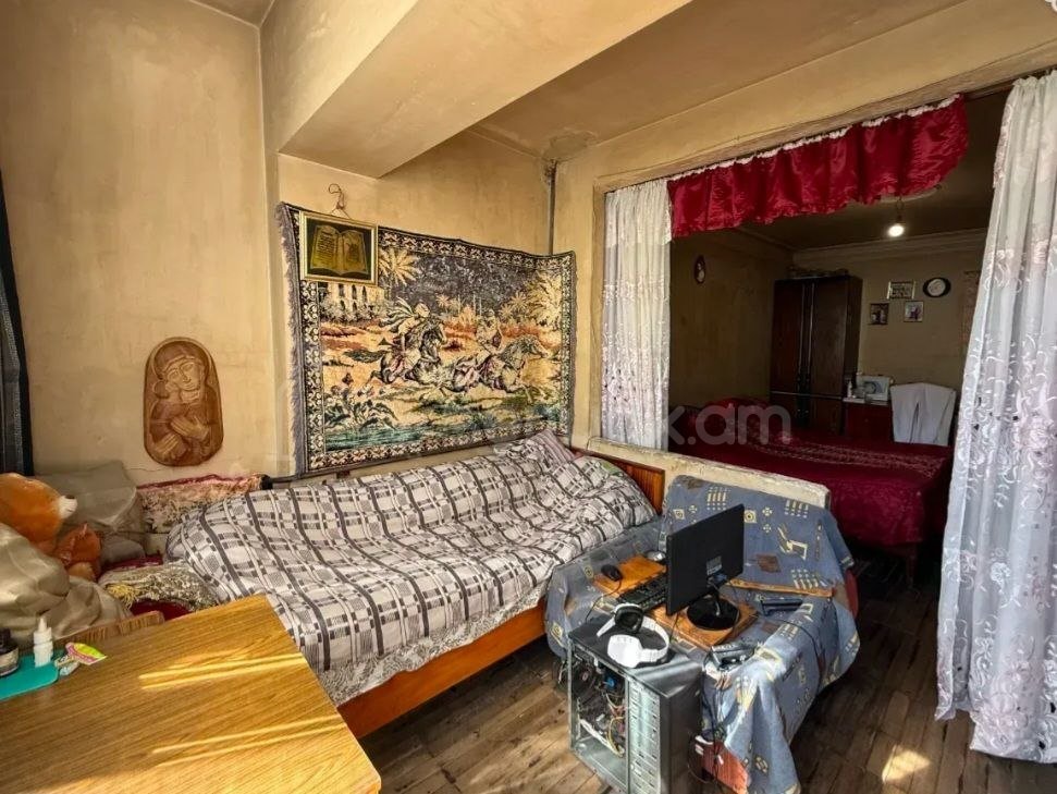 3 Սենյականոց Բնակարան Քարե Շենքում, 94քմ, 1/5 հարկ, Պետական Վիճակում