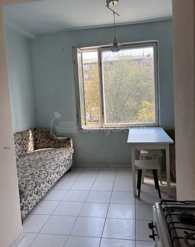 2 Սենյականոց Բնակարան Քարե Շենքում, 51քմ, 3/5 հարկ, Պետական Վիճակում