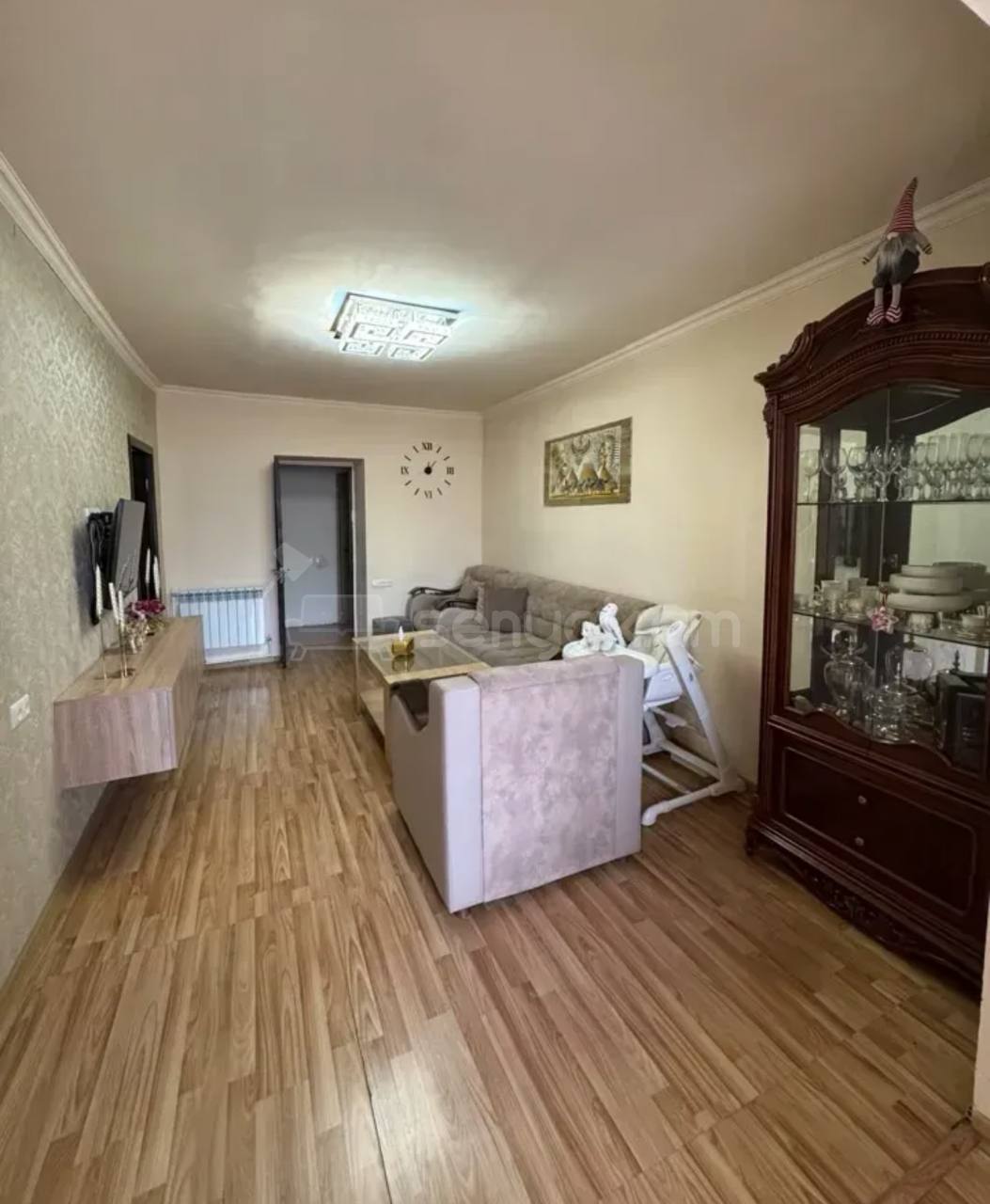 4 Սենյականոց Բնակարան Քարե Շենքում, 80քմ, 5/5 հարկ, Կապիտալ Վերանորոգված