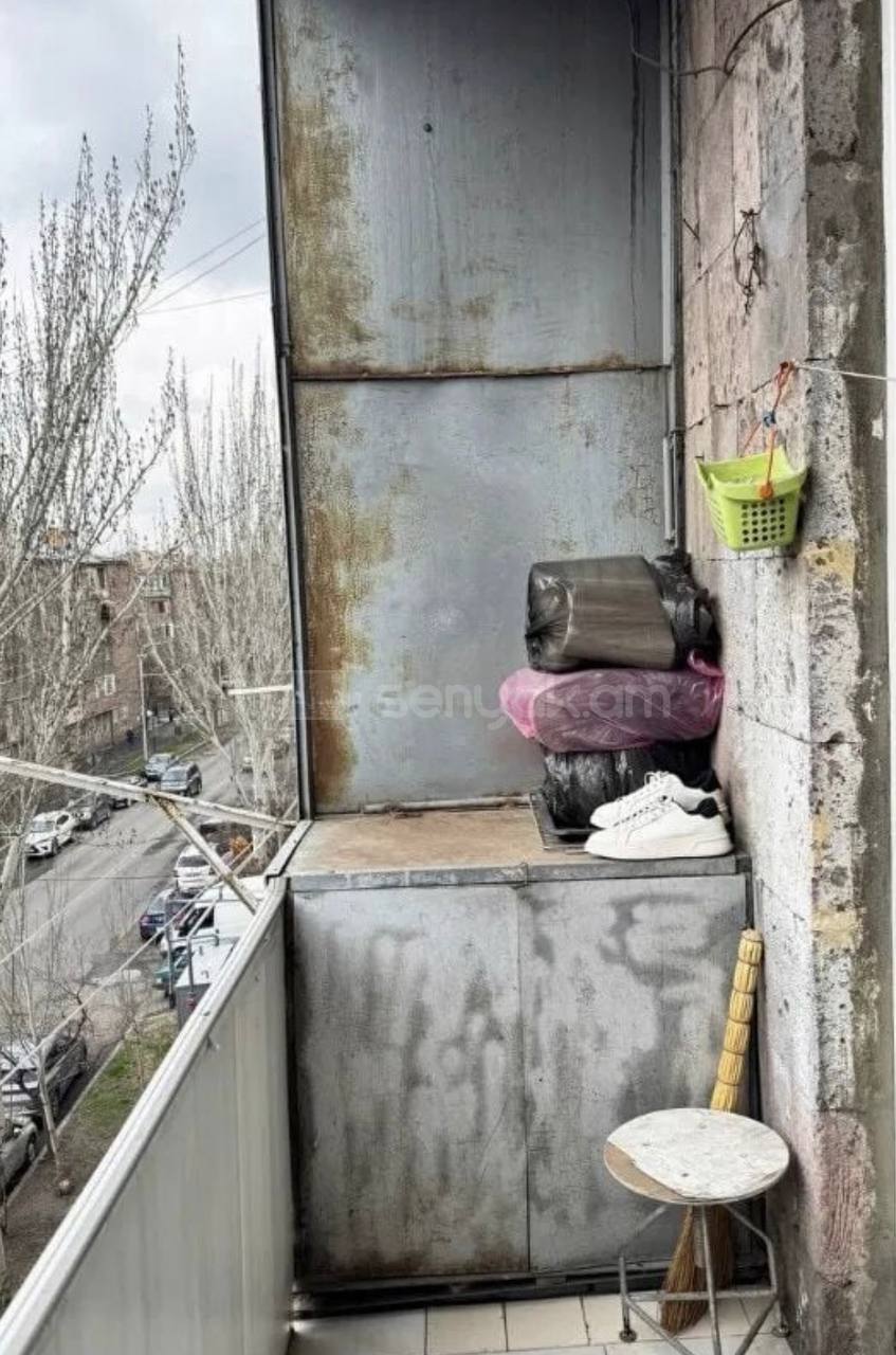 2 Սենյականոց Բնակարան Քարե Շենքում, 70քմ, 4/5 հարկ, Նորմալ Վիճակում
