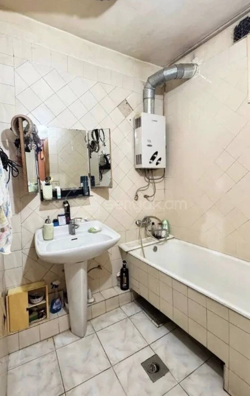 2 Սենյականոց Բնակարան Քարե Շենքում, 70քմ, 4/5 հարկ, Նորմալ Վիճակում