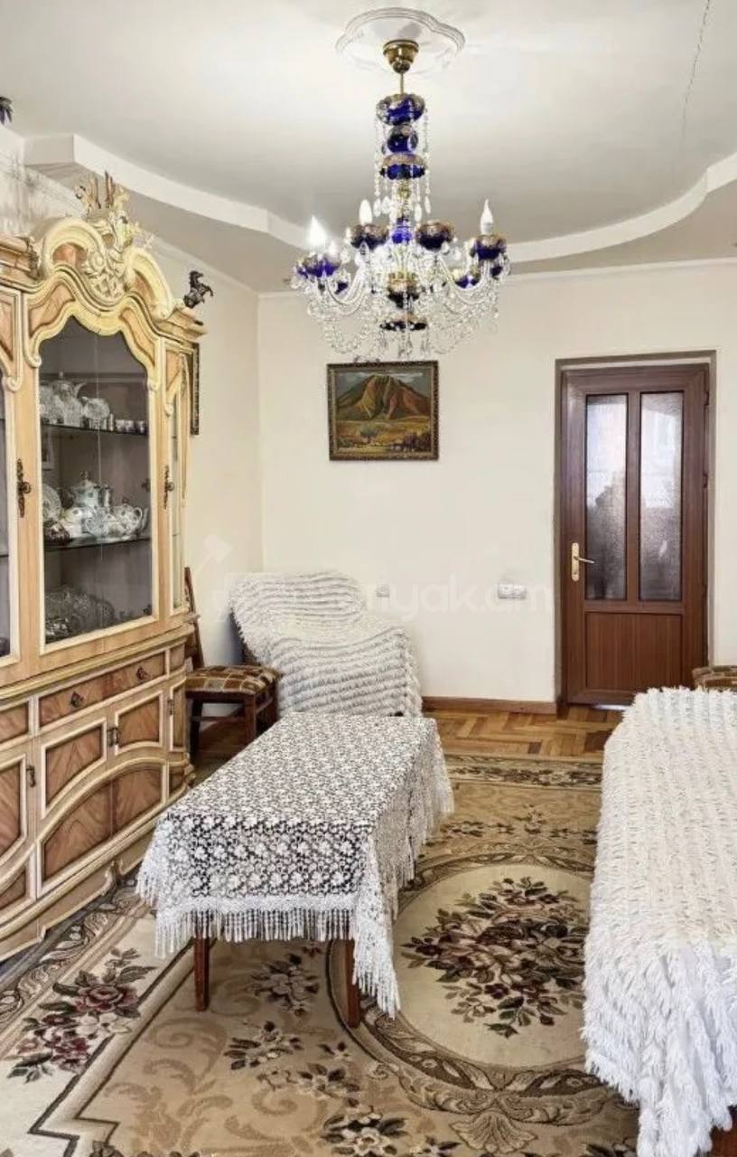 2 Սենյականոց Բնակարան Քարե Շենքում, 70քմ, 4/5 հարկ, Նորմալ Վիճակում