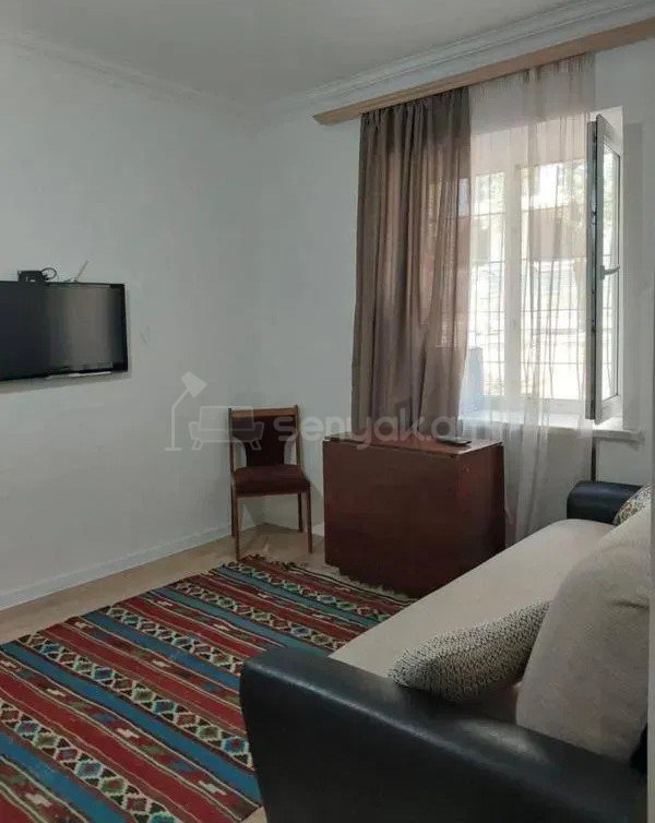 1 Սենյականոց Բնակարան Քարե Շենքում, 29քմ, 1/4 հարկ, Կապիտալ Վերանորոգված